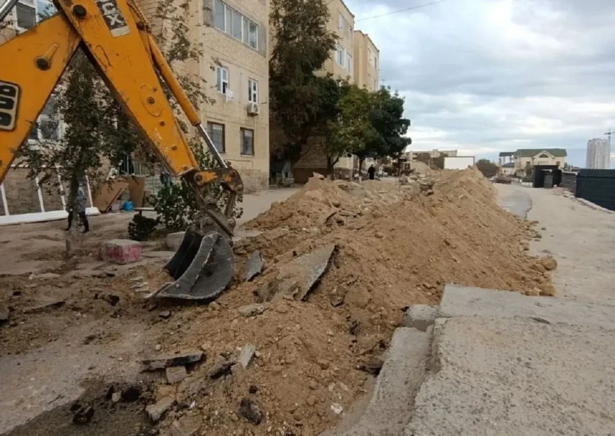 Аким Актау обязал подрядчиков закатать разрытые дворы в асфальт до 3 марта