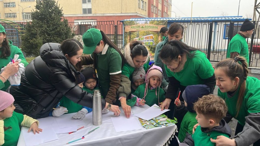 Именные деревья высадили дети в Алматы