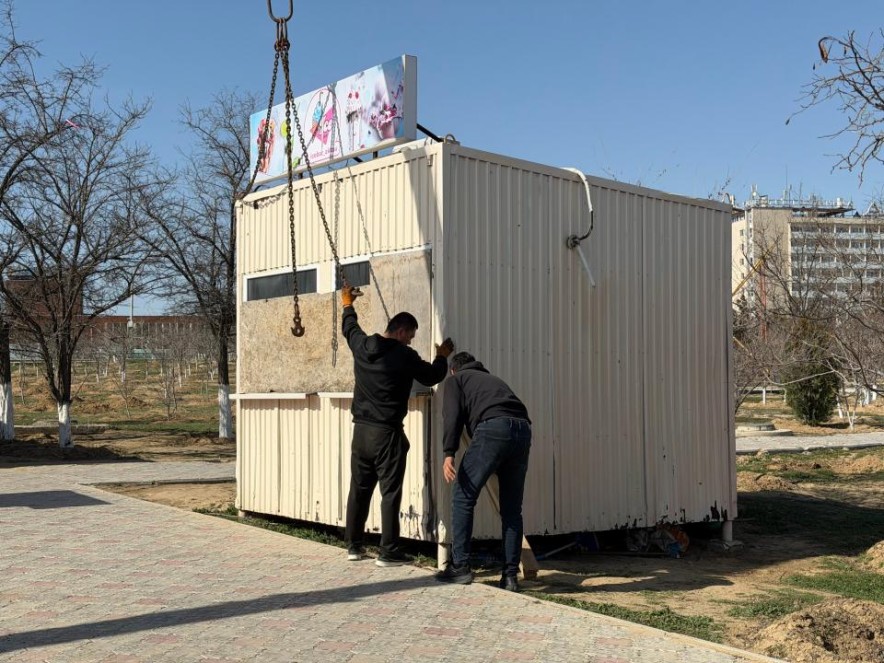 В Актау демонтируют незаконные торговые объекты