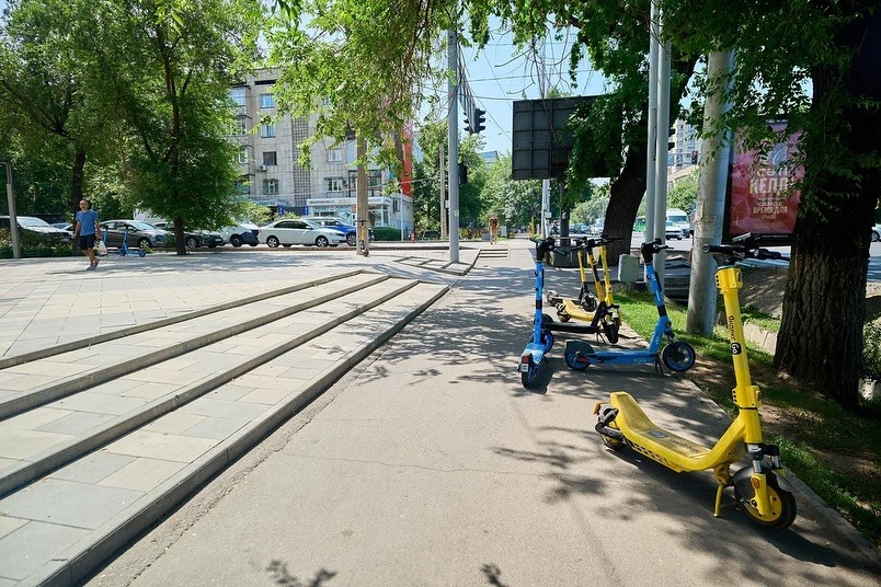 В Алматы объявили об ограничении самокатов из-за нехватки инфраструктуры