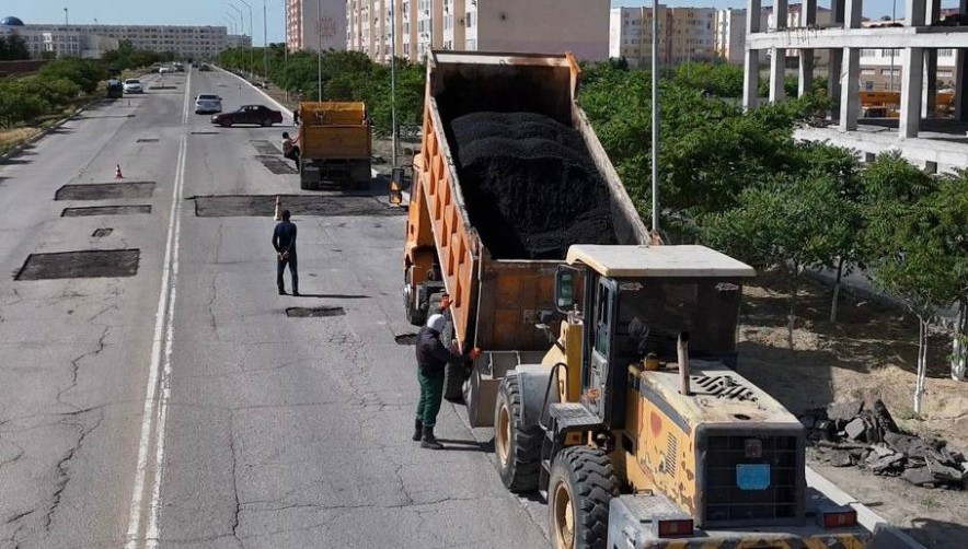 В Актау уложили около 3 тысяч м² асфальта в рамках дорожного ремонта