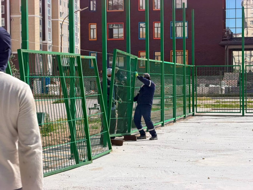 В Актау строят 130 новых спортивных и детских площадок