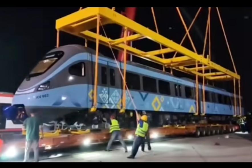 В Астану прибыли первые вагоны LRT