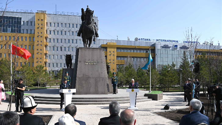 Президенты Казахстана и Кыргызстана открыли памятник Айкол Манасу в Астане