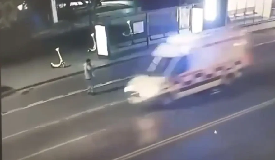 В Астане наказали мужчин, разбивших стекла остановки и машины скорой помощи