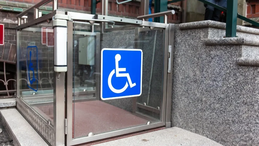 В акимате заявили, что все подъёмники для маломобильных граждан в Алматы работают исправно