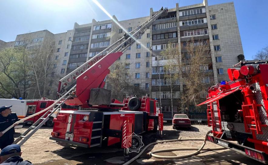 ​Пожарные ликвидировали возгорание на балконе в жилом доме в Караганде