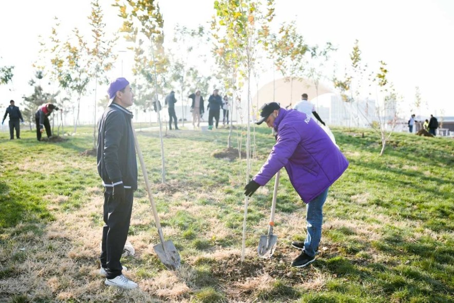 Более 350 деревьев высажено в 3 городах страны в рамках инициативы «Таза Қазақстан» от Kcell