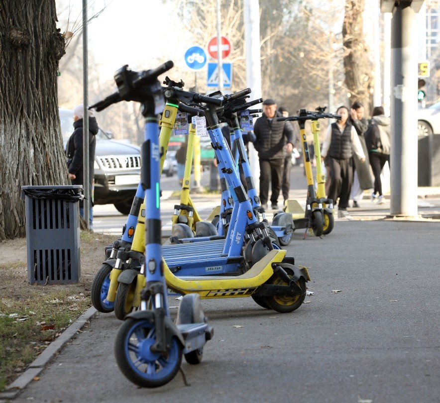 Мажилис рассматривает запрет самокатов на тротуарах: кикшеринговые компании против такого решения