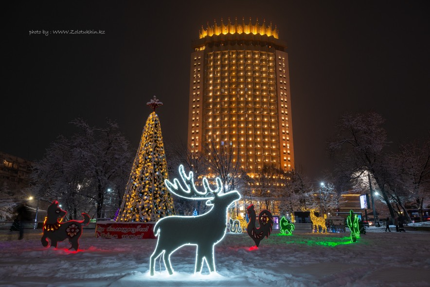 Алматы сияет праздничными огнями: новогодние украшения зажглись по всему городу