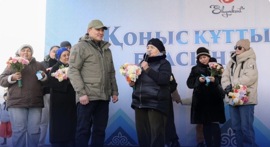 Семьи получили арендное жилье в Шымкенте