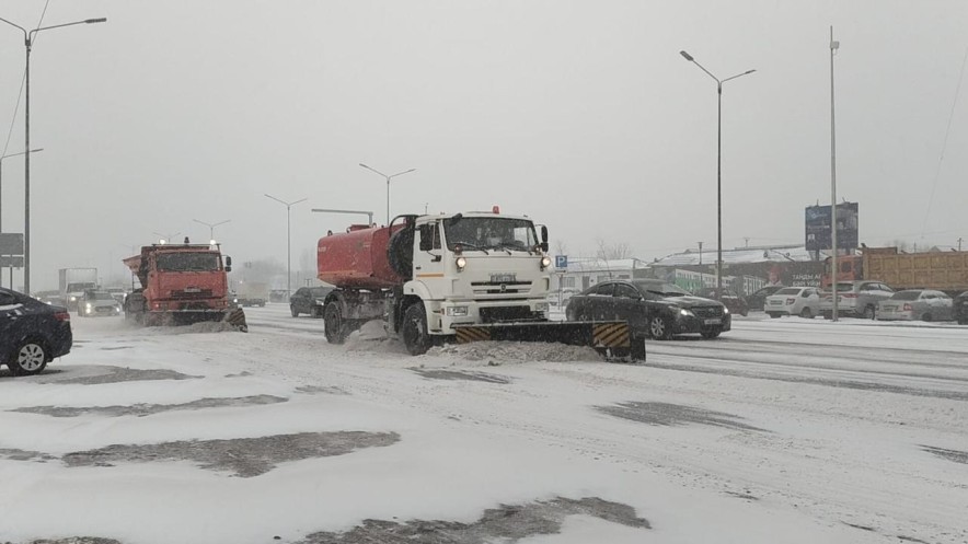 В Астане из-за снегопада коммунальные службы переведены на усиленный режим работы