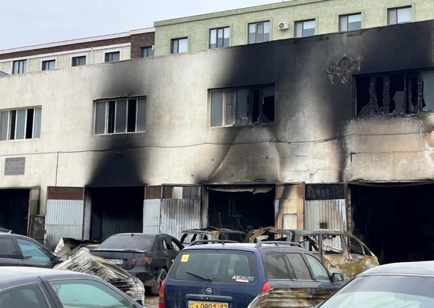 Пожар на СТО в Актау: двое пострадавших госпитализированы в тяжёлом состоянии