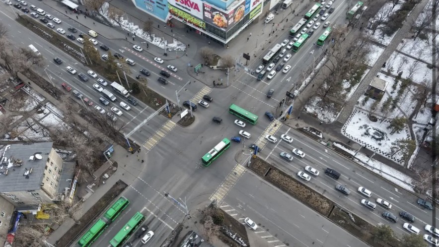 На ключевых перекрёстках Алматы вводят дополнительные фазы светофоров