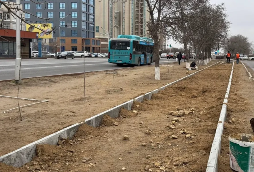 В Актау начали масштабное благоустройство пешеходных зон