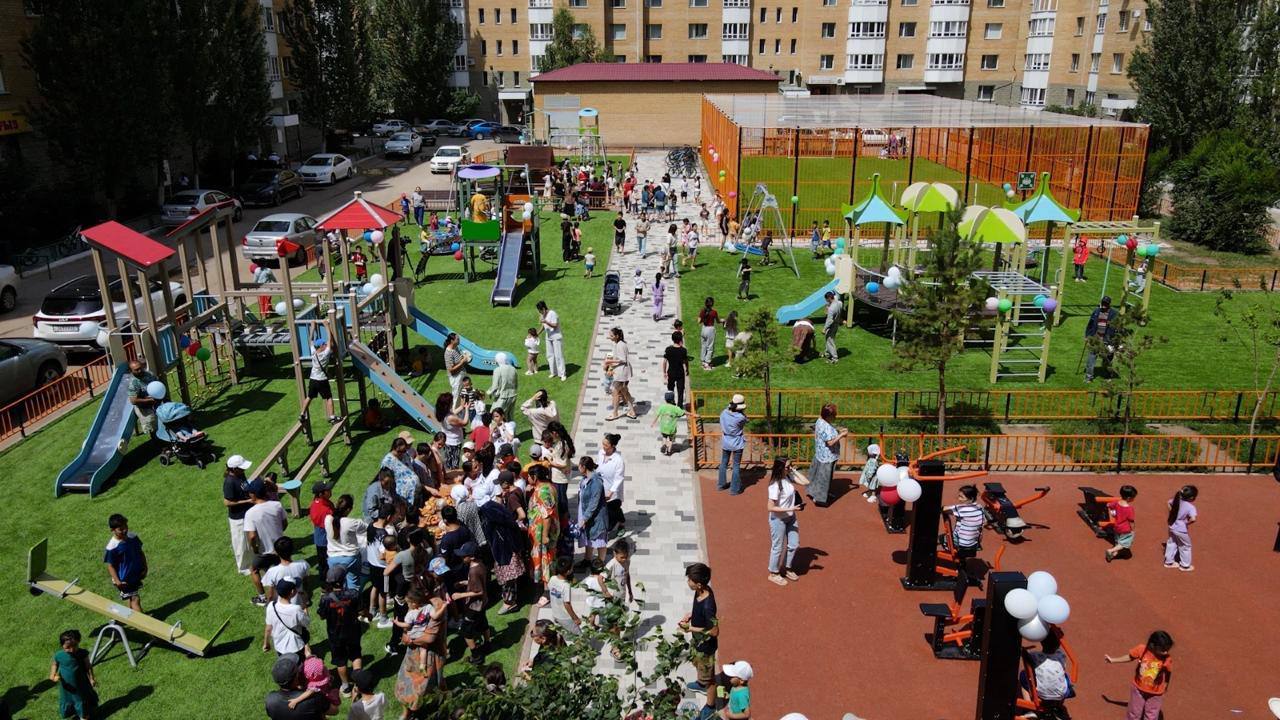 Астананың Алматы ауданында абаттандырылған екі аула ашылды