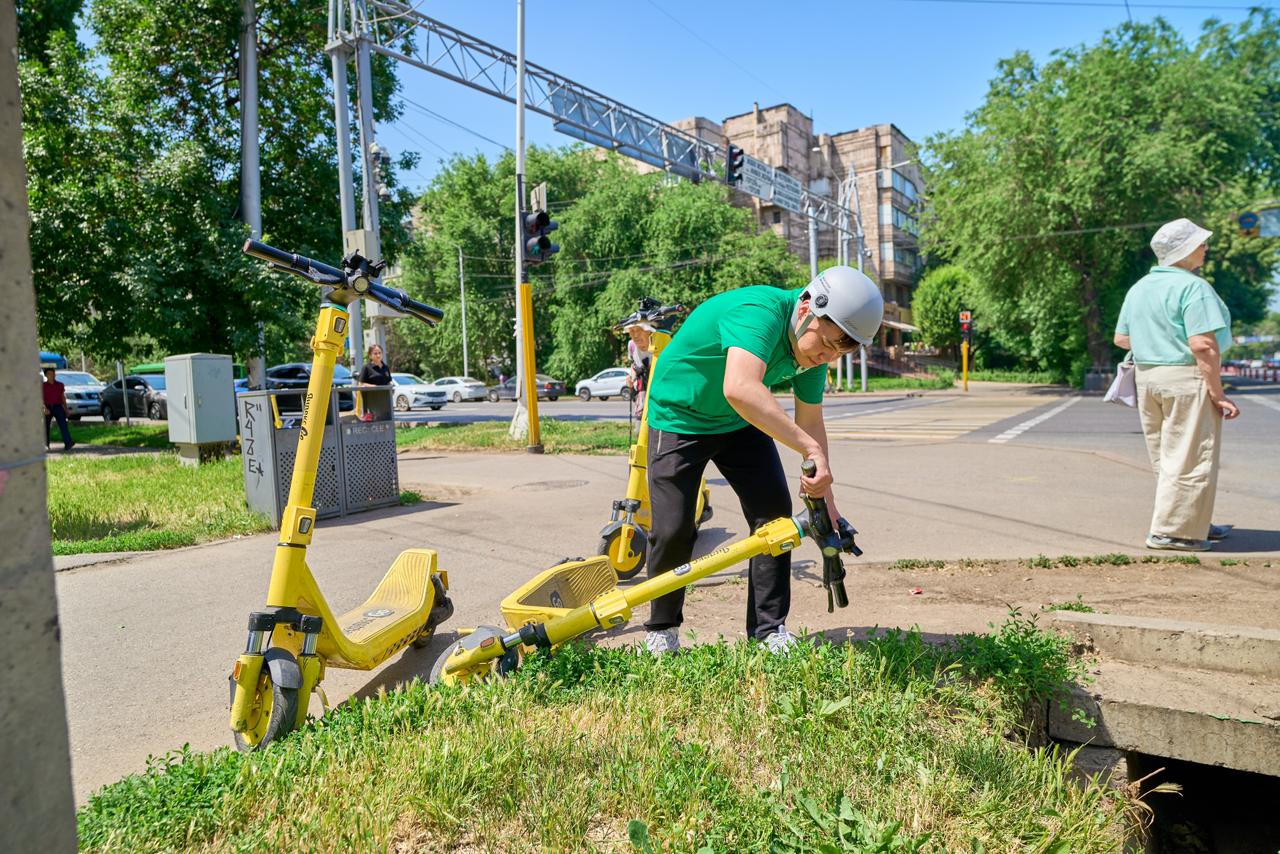 Фотография скаута с самокатом в руках 1